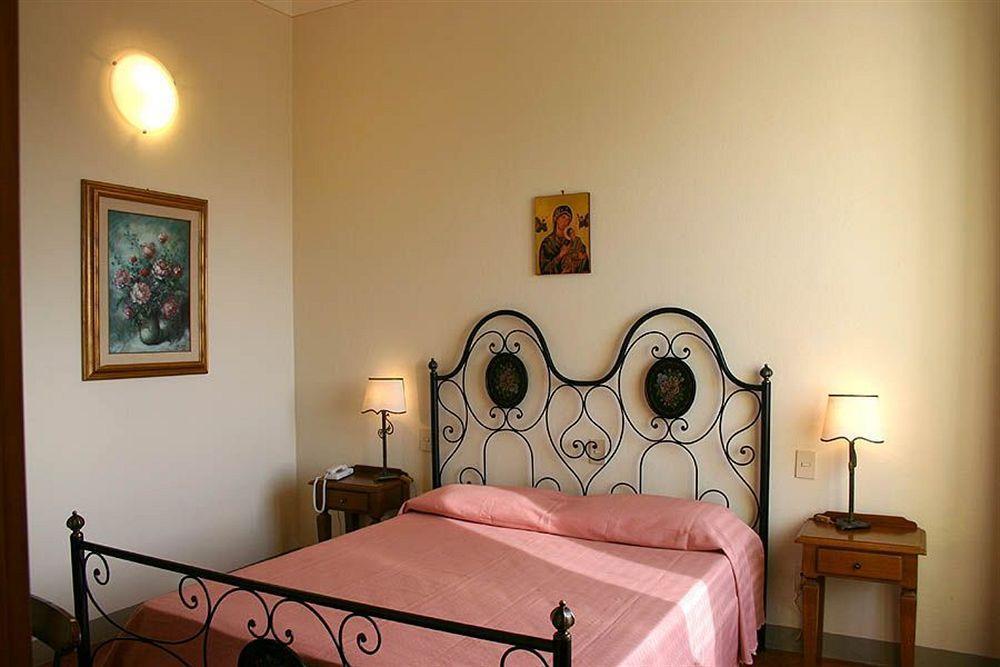 Hotel Oasi Neumann Cortona Buitenkant foto